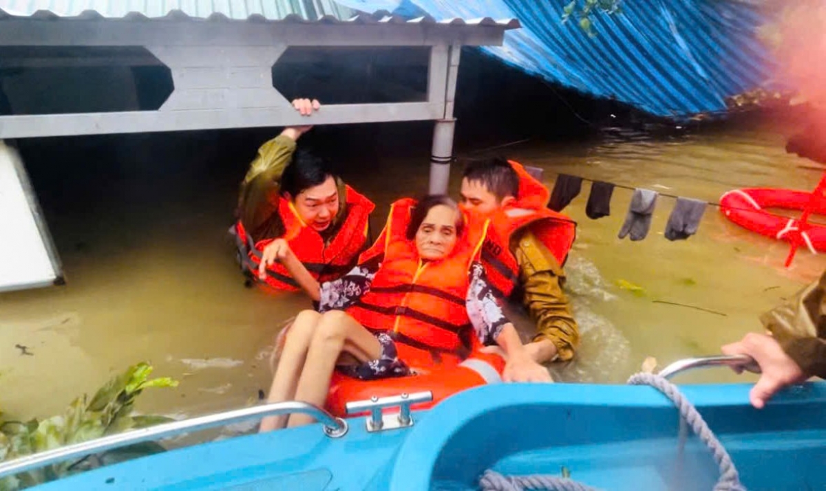 Công an phường An Cựu, thành phố Huế di dời người dân vùng ngập lũ lên cao