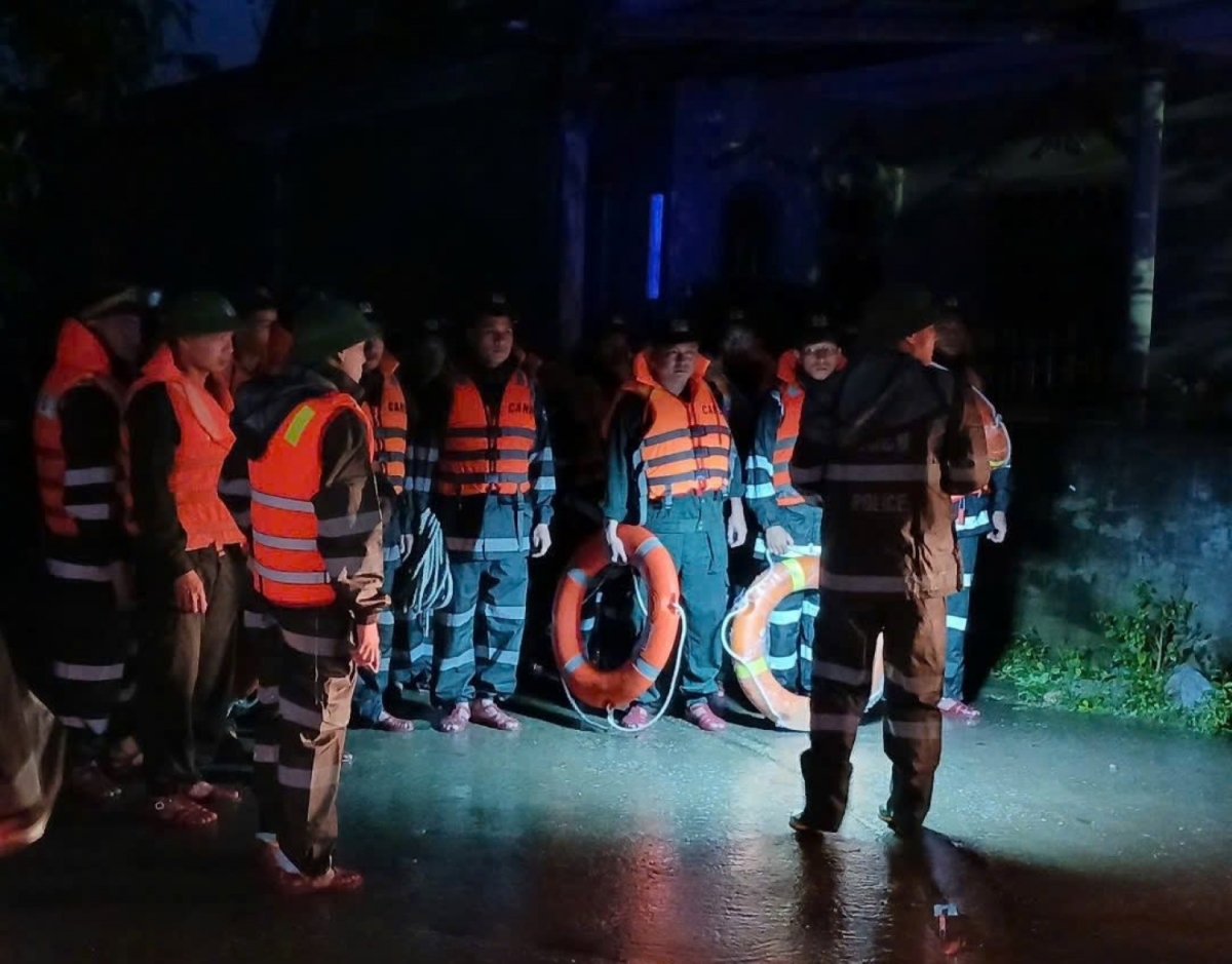 Công an xã Quảng Trạch cùng các lực lượng triển khai tìm kiếm 1 em nhỏ bị nước cuốn trôi