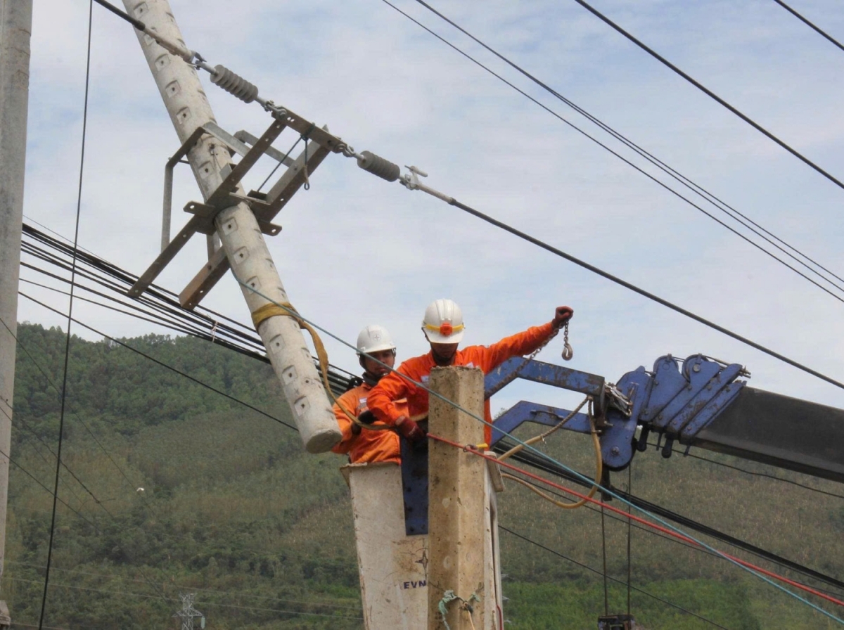 Công nhân ngành điện miền Trung làm việc xuyên trưa, nhanh chóng khắc phục sự cố điện