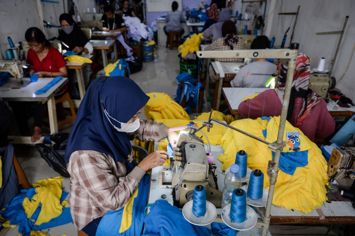 Công nhân sản xuất hàng may mặc tại một nhà máy ở thành phố Banten, Indonesia (Antara).