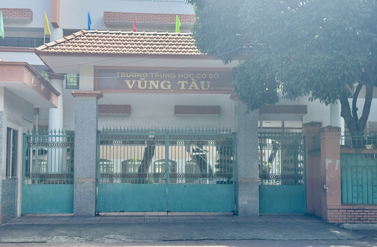 Cổng phụ Trường THCS Vũng Tàu trên đường Lý Thường Kiệt