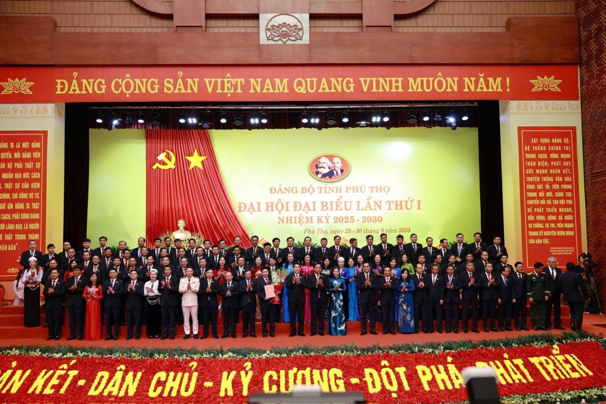 Ban Chấp hành Đảng bộ tỉnh Phú Thọ ra mắt đại hội.