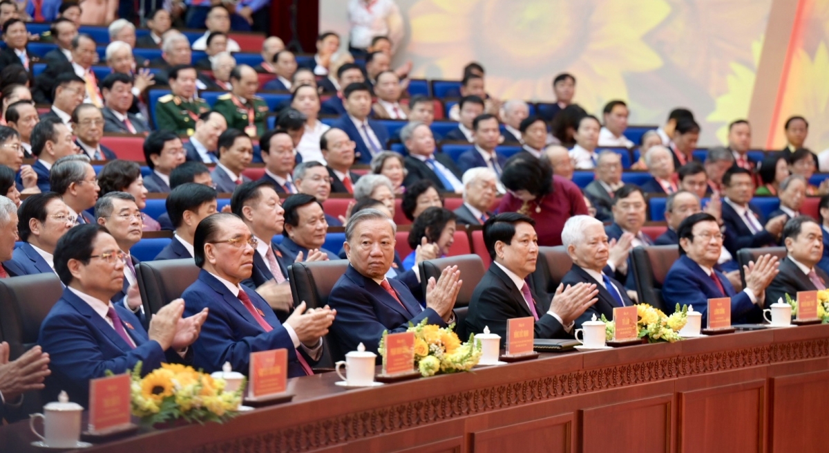 Cùng dự còn có Thủ tướng Phạm Minh Chính, nguyên Thủ tướng Nguyễn Tấn Dũng, Chủ tịch Quốc hội Trần Thanh Mẫn, các nguyên Chủ tịch Quốc hội Nguyễn Văn An, Nguyễn Thị Kim Ngân, Thường trực Ban Bí thư Trần Cẩm Tú, các đồng chí Uỷ viên Bộ Chính trị, Bí thư Trưng ương Đảng, Uỷ viên Trung ương Đảng và lãnh đạo một số Ban bộ ngành Trung ương...