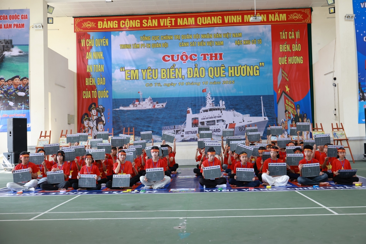 Cuộc thi “Em yêu biển, đảo quê hương” với sự tham gia của 60 em học sinh thuộc Trường THCS Cô Tô và Trường THCS Đồng Tiến.