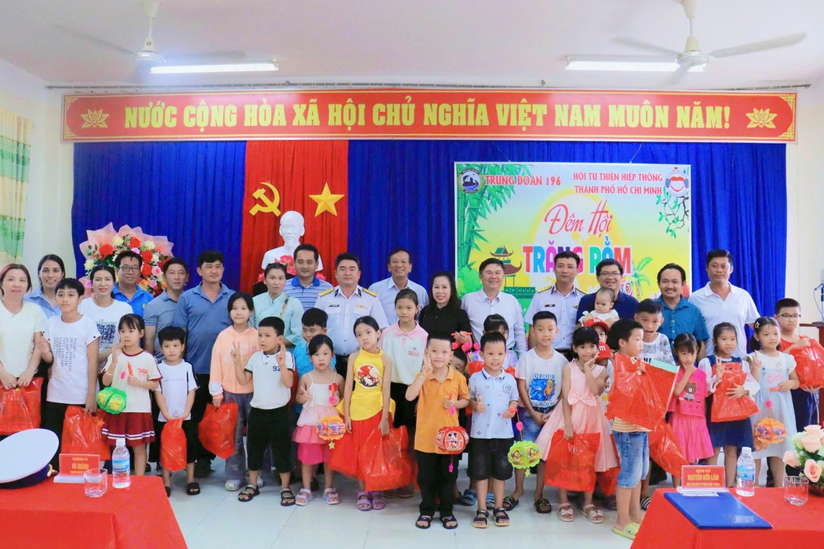 Các đại biểu chụp ảnh lưu niệm với các cháu thiếu nhi