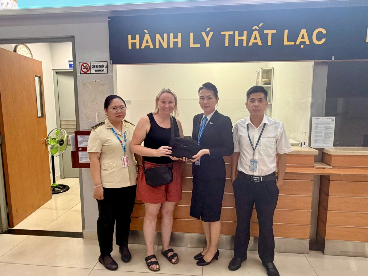 Đại diện Cảng Hàng không quốc tế Phú Quốc và Vietnam Airline tại Phú Quốc bàn giao tài sản cho hành khách để quên trên máy bay.