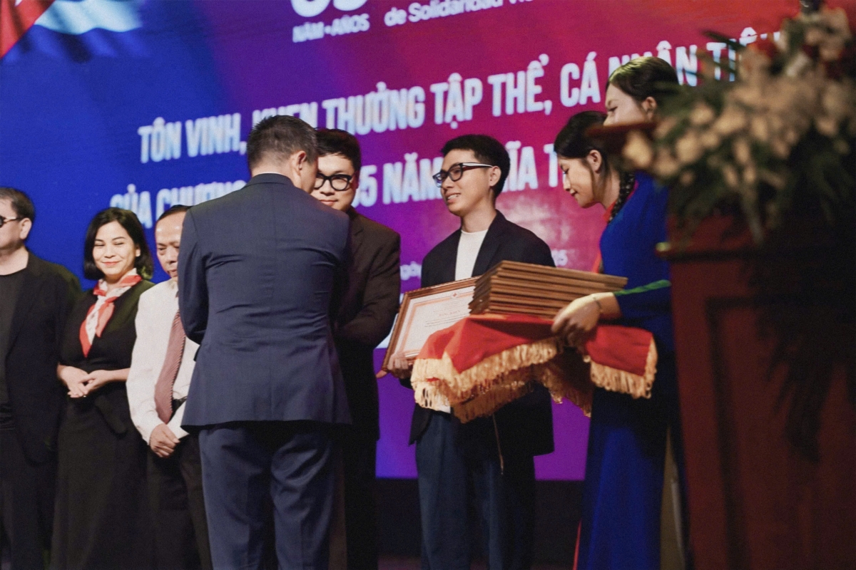 Đại diện Công ty Cổ phần Tập đoàn Truyền thông Tri Thức Số (TTS) đón nhận Bằng khen của Ban Tổ chức