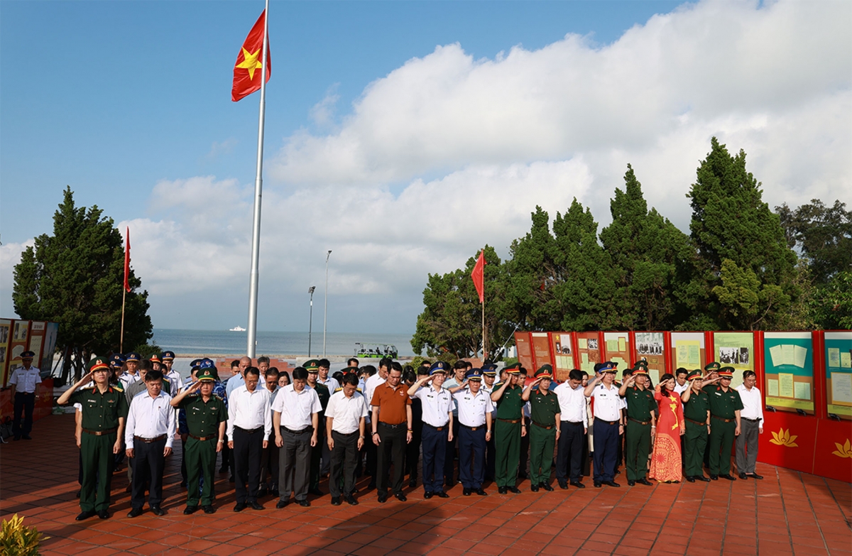 Dâng hoa, dâng hương tại Di tích quốc gia đặc biệt Khu lưu niệm Chủ tịch Hồ Chí Minh...