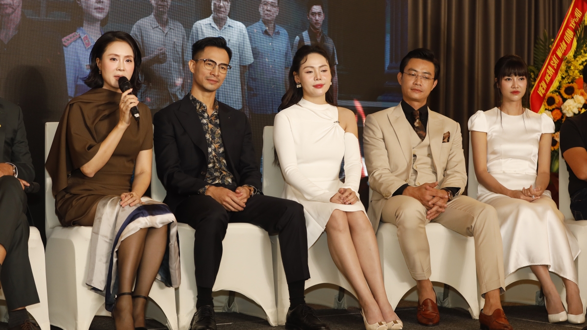 Diễn viên Hồng Diễm trả lời họp báo ra mắt phim "Lằn ranh"