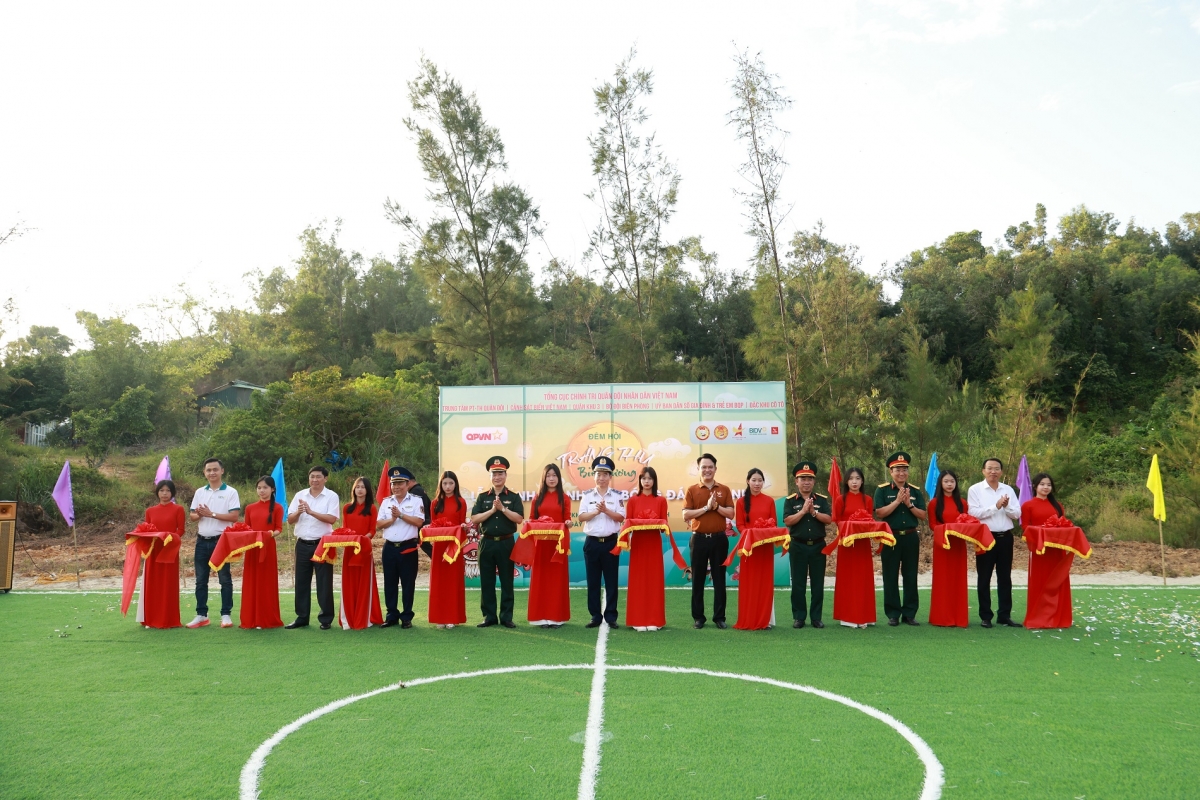 Dịp này, Cảnh sát biển Việt Nam phối hợp với các đơn vị khánh thành sân bóng đá nhân tạo giành tặng cho các em học sinh trên địa bàn
