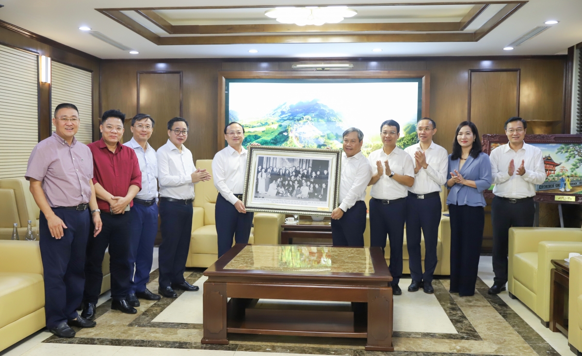 Đoàn công tác của Đài Tiếng nói Việt Nam tặng Tỉnh uỷ Quảng Ninh bức ảnh Chủ tịch Hồ Chí Minh với Đài Tiếng nói Việt Nam