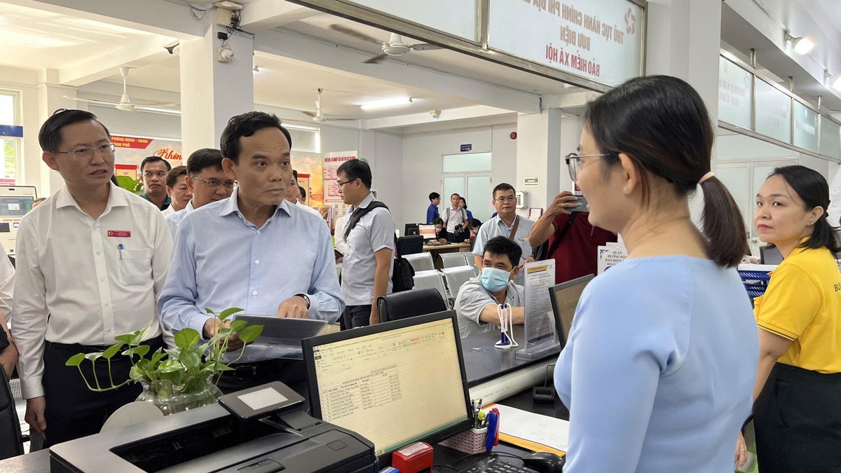 Đoàn công tác đến kiểm tra, khảo sát tại Trung tâm Hành chính công phường Dĩ An