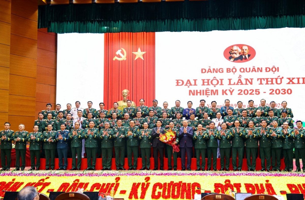 Tổng bí thư Tô Lâm và Chủ tịch nước Lương Cường chúc mừng Đoàn đại biểu Đảng bộ Quân đội dự Đại hội đại biểu toàn quốc lần thứ 14 của Đảng ra mắt Đại hội