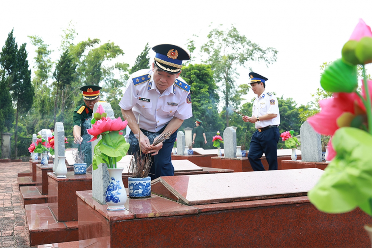 Đoàn đại biểu viếng Nghĩa trang liệt sĩ Đặc khu Cô Tô.