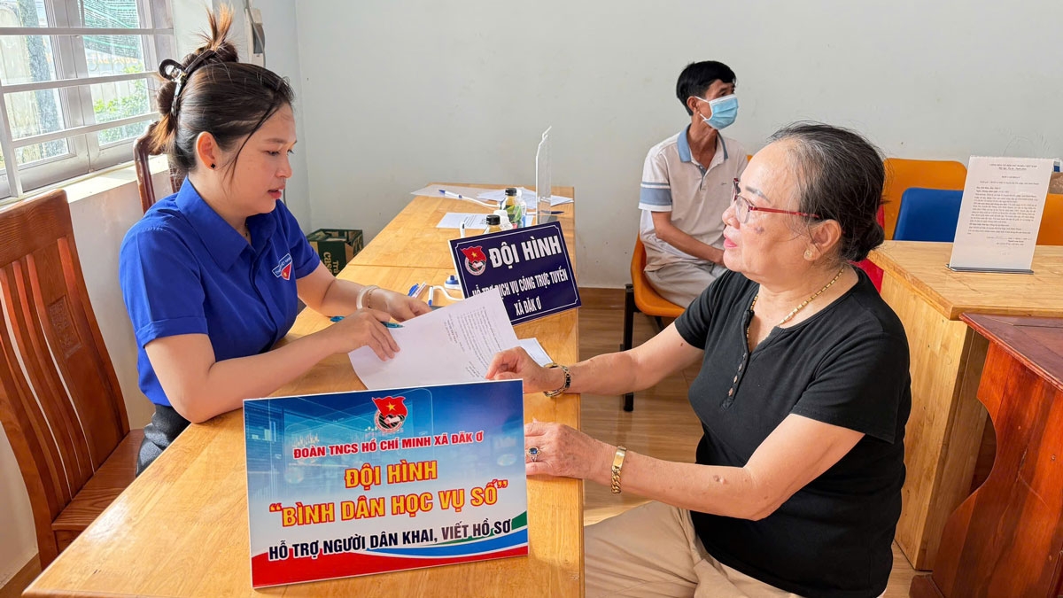 Đoàn viên thanh niên hỗ trợ người dân thực hiện các thao tác trực tuyến.