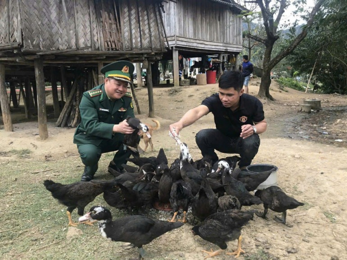 Cán bộ chiến sĩ biên phòng Quảng Trị hỗ trợ bà con sinh kế, xóa đói giảm nghèo.