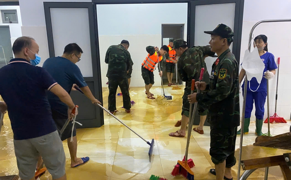 Dọn bùn non ở Bệnh viện Đa khoa Duy Xuyên và Bệnh viện Đa khoa khu vực Điện Bàn