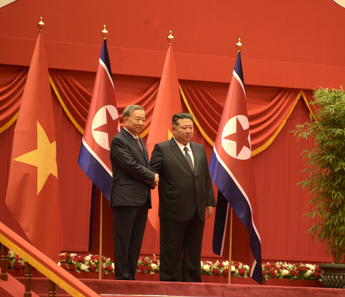 Tổng Bí thư Tô Lâm và Tổng Bí thư, Chủ tịch Quốc vụ CHDCND Triều Tiên Kim Jong Un.