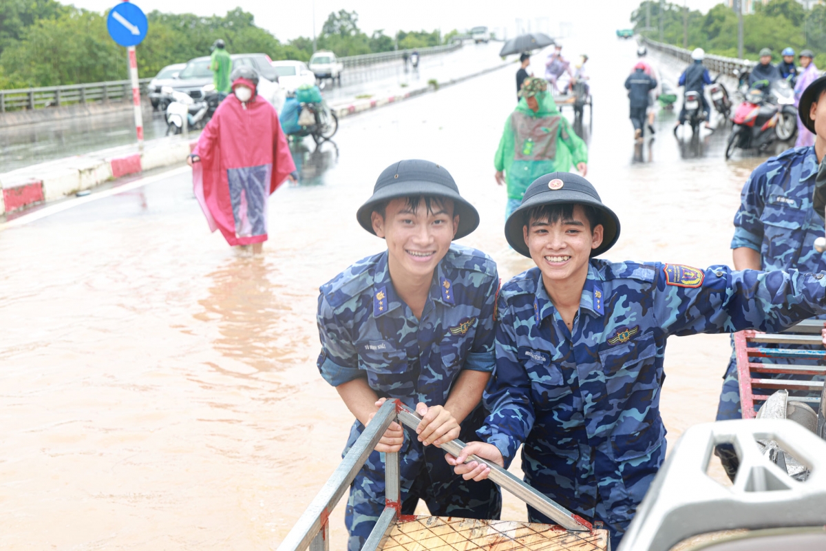 Dù thấm mệt nhưng các chiến sĩ vẫn chỉn chu khi đưa từng phương tiện qua điểm ngập úng.