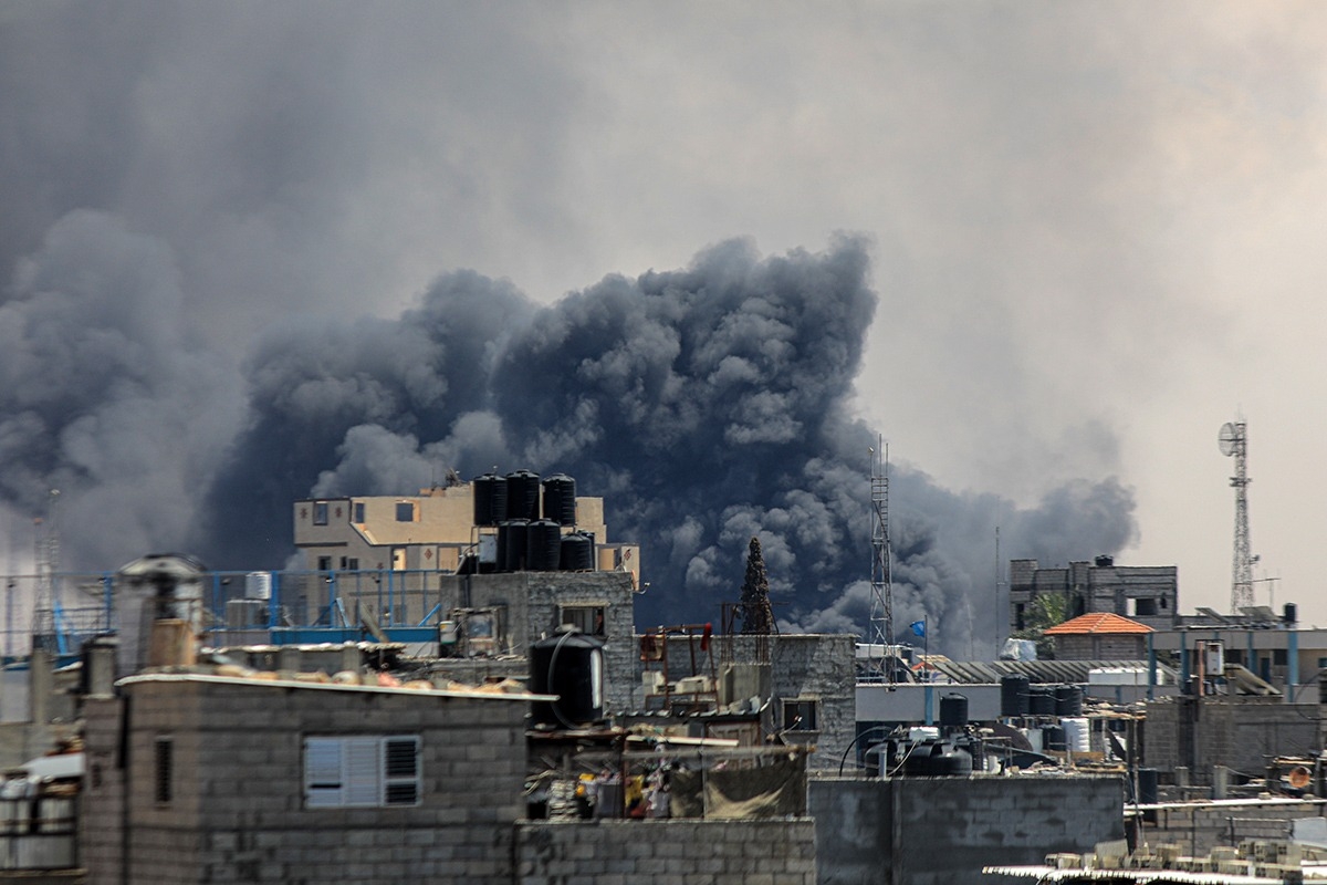 Khói bốc lên sau các cuộc không kích của Israel xuống thành phố Rafah, Dải Gaza