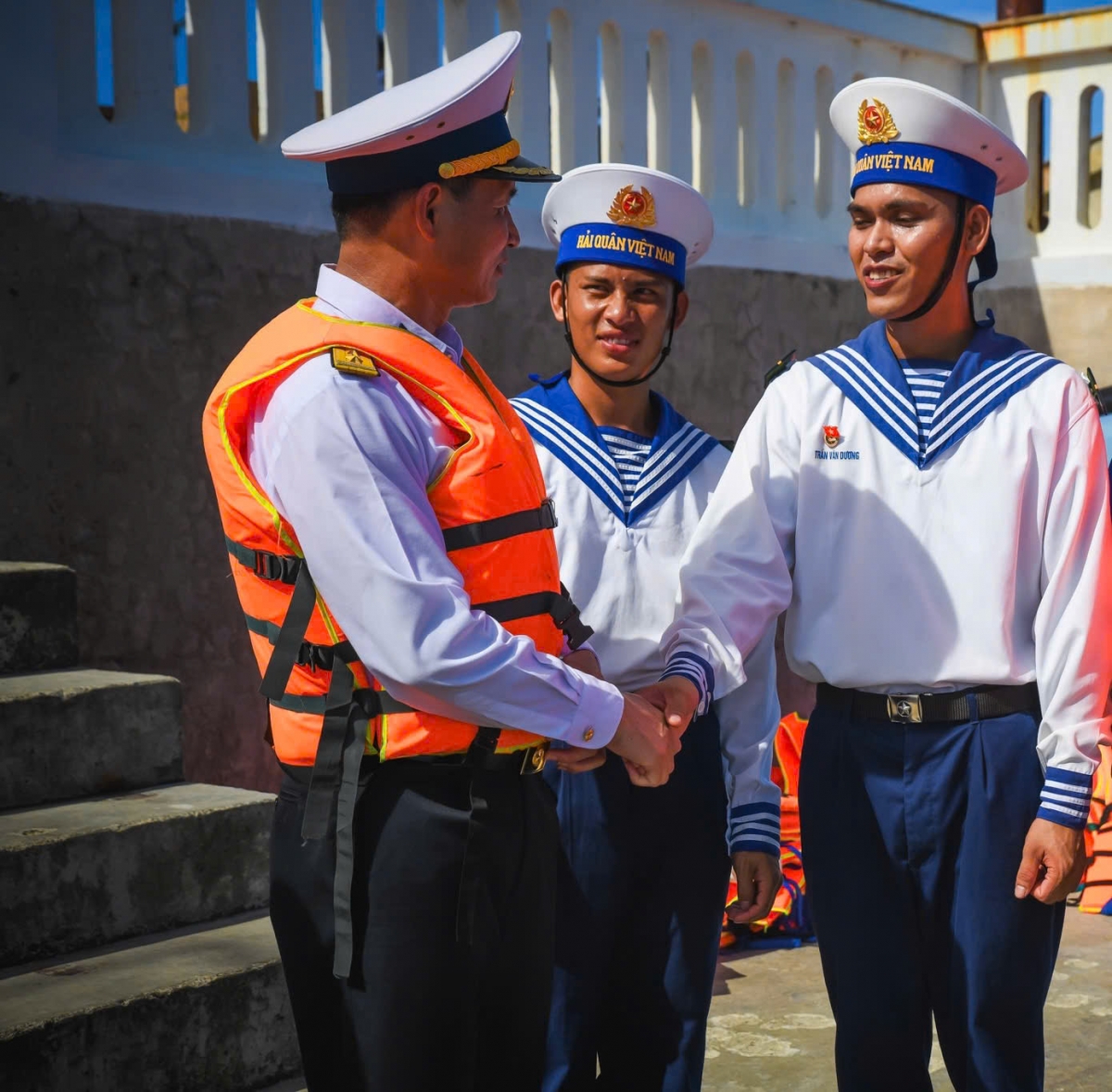 Đại tá Lê Văn Hưởng, Phó Chủ nhiệm Chính trị, Quân chủng Hải quân (mặc áo phao) động viên chiến sĩ đảo Cô Lin