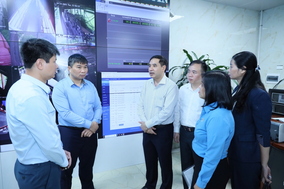 Đoàn công tác thăm Phòng điều khiển sản xuất của Công ty