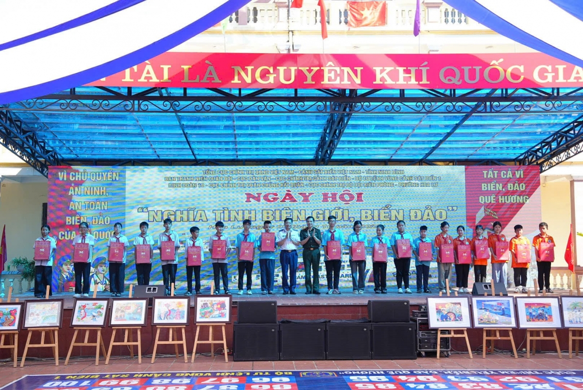 Nhiều phần quà ý nghĩa được trao cho gia đình chính sách, hộ nghèo, ngư dân khó khăn và các em học sinh
Không chỉ dừng lại ở tuyên truyền, giáo dục, Ngày hội còn thấm đượm nghĩa tình. Ban Tổ chức đã trao hơn 200 suất quà cho gia đình chính sách, hộ nghèo, ngư dân khó khăn, tặng 30 chiếc xe đạp và 3 chiếc TV cho học sinh vượt khó học giỏi. Những phần quà giản dị nhưng chan chứa tình quân – dân. Ngày hội khép lại trong tiếng hát, tiếng vỗ tay vang vọng khắp sân trường. Hình ảnh những gương mặt rạng rỡ, ánh mắt tự hào của học sinh, sự xúc động của người dân và tinh thần trách nhiệm của tuổi trẻ Quân đội đã để lại dư âm mạnh mẽ.