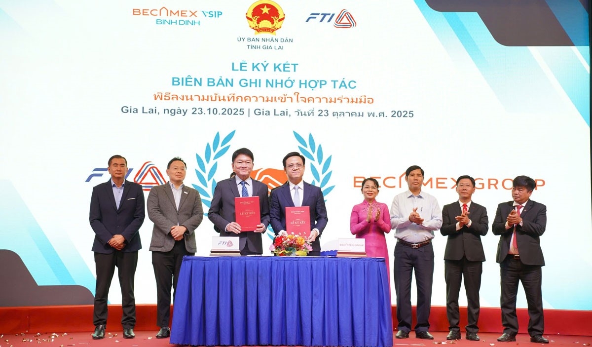 Ông Nguyễn Thế Duy – Phó Chủ tịch HĐQT kiêm Phó Tổng giám đốc Becamex Group, Chủ tịch HĐQT Công ty Cổ phần Becamex Bình Định (phải) đại diện ký kết Biên bản ghi nhớ hợp tác với Liên đoàn các ngành công nghiệp Thái Lan (FTI)