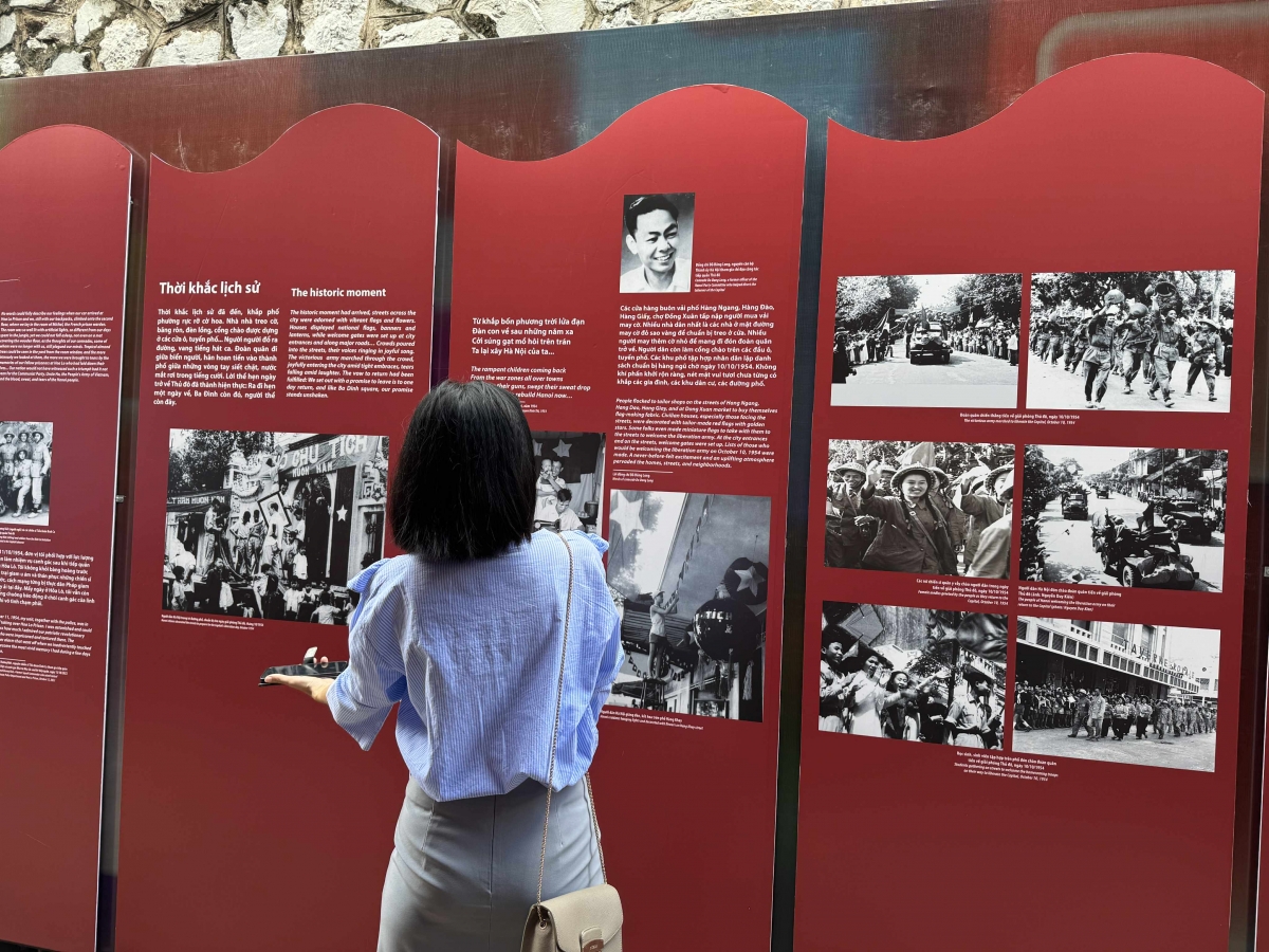 Người dân tham quan không gian trưng bày "Vang mãi khúc khải hoàn"