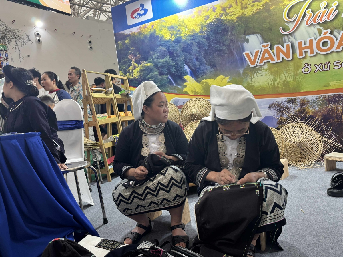 Các nghệ nhân người Dao Tiền thực hiện in hoa văn sáp ong trên vải