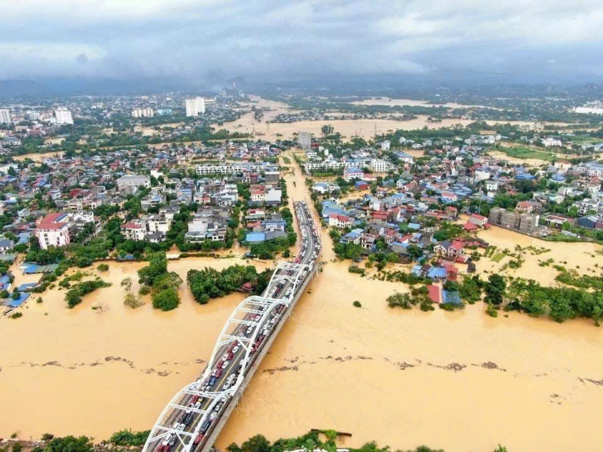 Cảnh mưa ngập trên khu vực ven sông Cầu qua các phường Linh Sơn, Phan Đình Phùng (Thái Nguyên) - Ảnh Mai Duy Đức