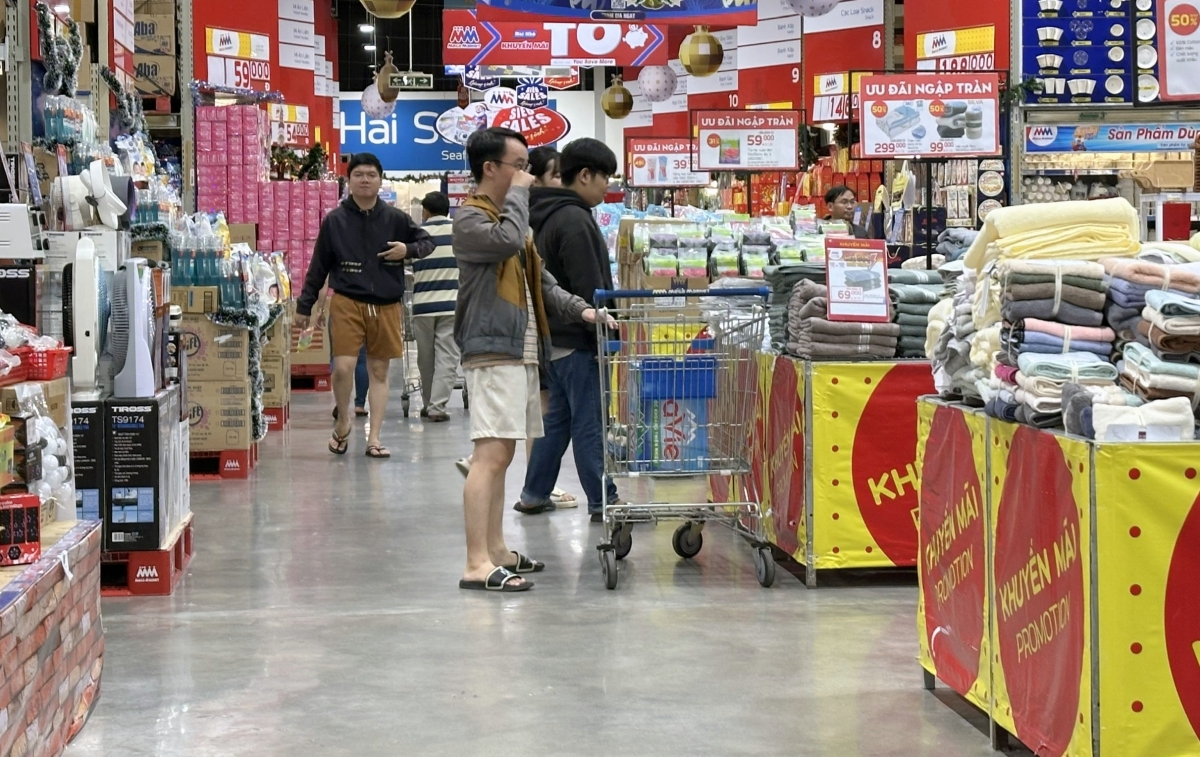 Gần tới Tết hàng hóa phong phú, dồi dào.