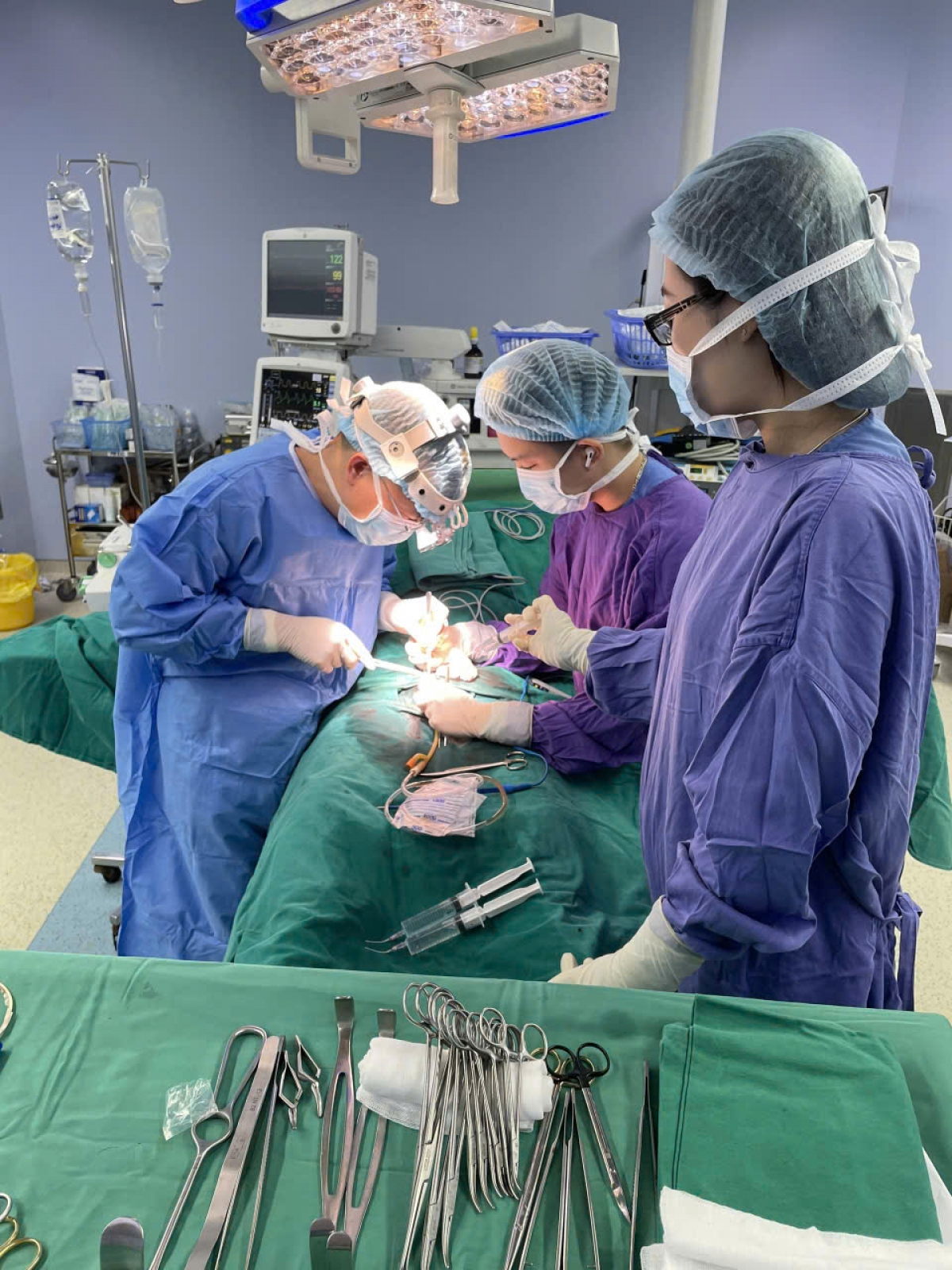 Sau phẫu thuật, bệnh nhân được tư vấn xác định giới tính nam, phù hợp với bộ gen và hormone hiện có.