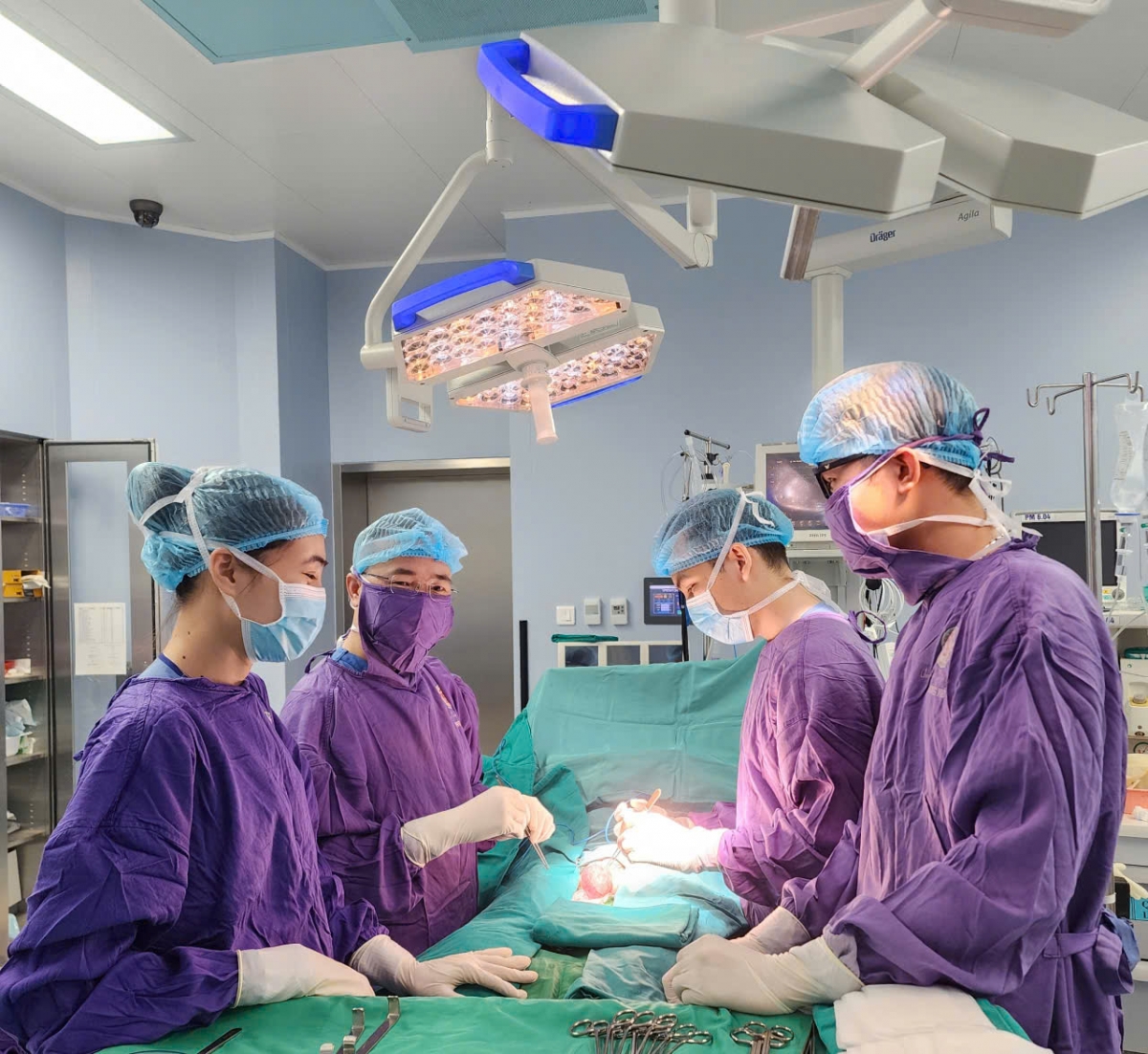 Các BS BV Trung ương Quân đội 108 thực hiện phẫu thuật cho người bệnh