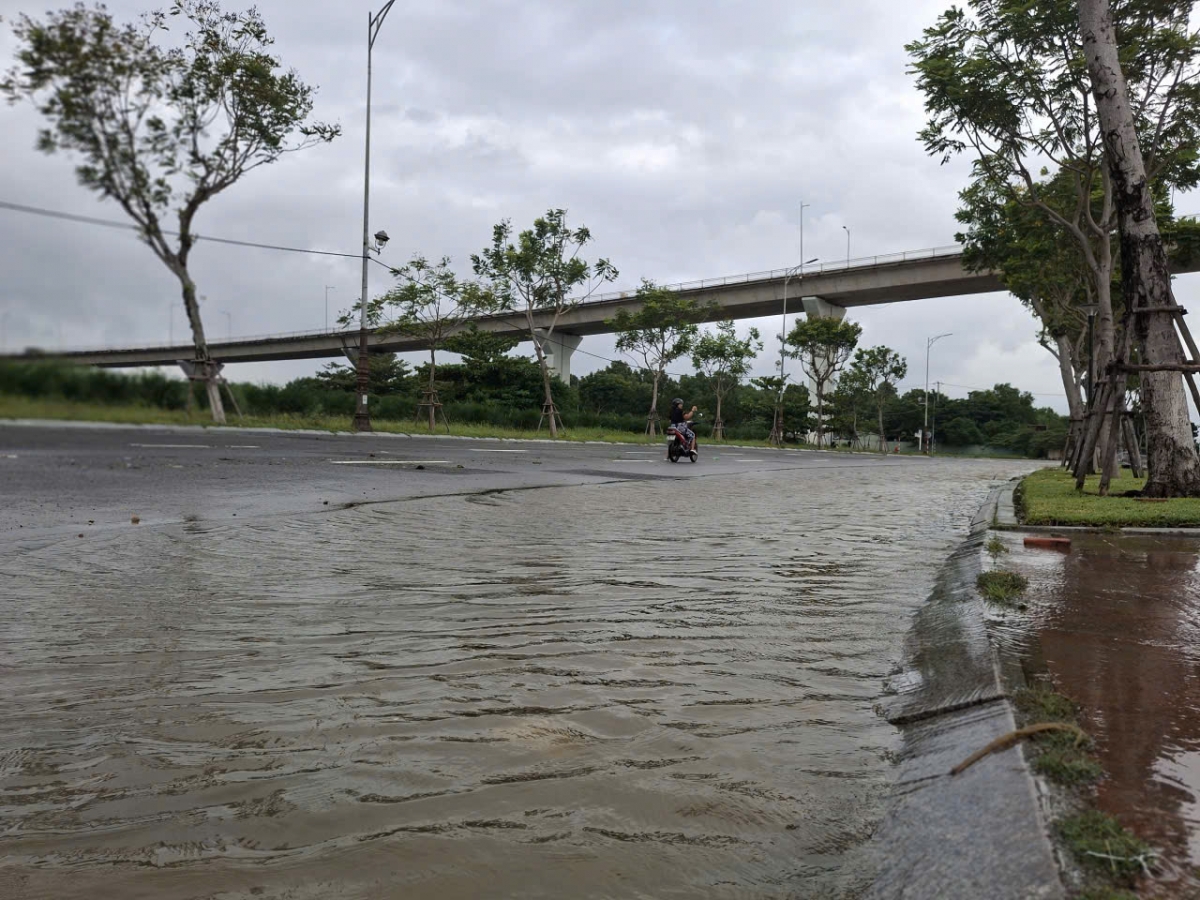 Nước sông Hàn dâng cao gây ngập đường Như Nguyệt