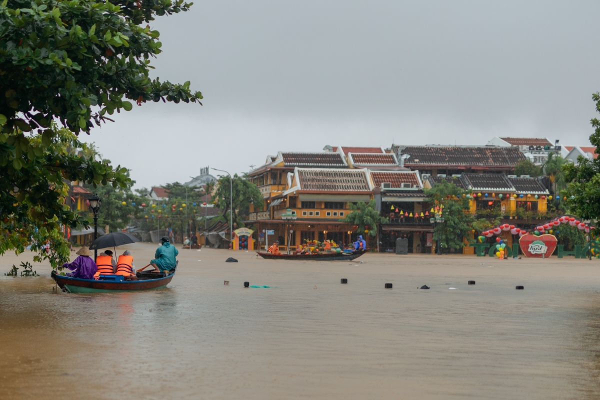 Ghe thuyền chở du khách đi lại trên phố cổ.