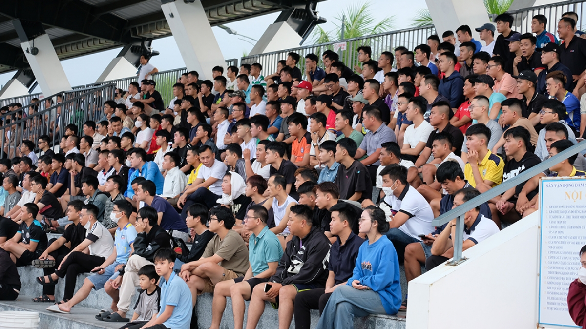 giai_dau_thu_hut_dong_dao_nguoi_ham_mo_bong_da_den_xem_co_vu.jpg