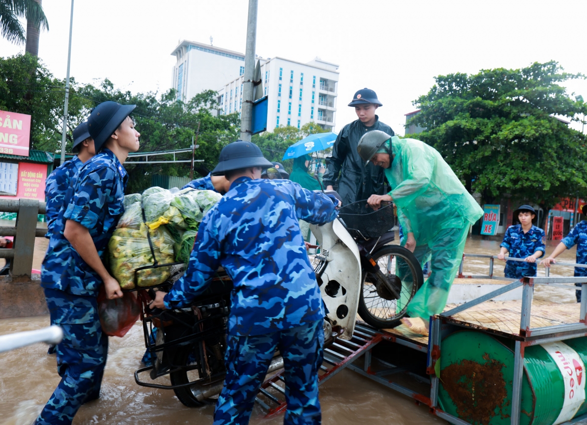 Giúp đỡ Cựu chiến binh Nguyễn Quang Minh, trú tại Miêu Nha.