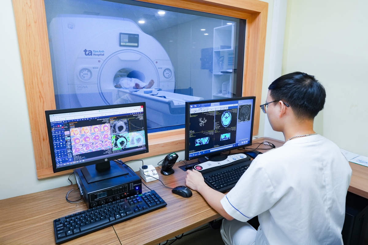 Hệ thống máy chụp cộng hưởng từ 1.5 Tesla của GE HealthCare (Mỹ) ứng dụng trí tuệ nhân tạo (AI)