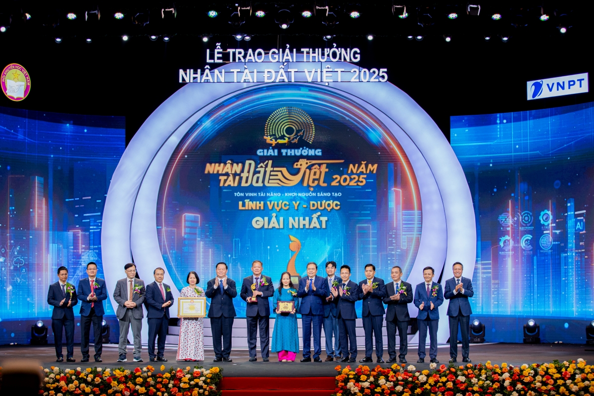 TS.BS Dương Đức Hùng và ê kíp ghép đa tạng BV Hữu nghị Việt Đức nhận giải Nhất tại Lễ trao giải
