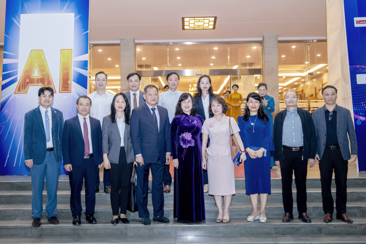 Bộ trưởng Bộ Y tế Đào Hồng Lan chúc mừng đội ngũ thầy thuốc ghép đa tạng BV Hữu nghị Việt Đức