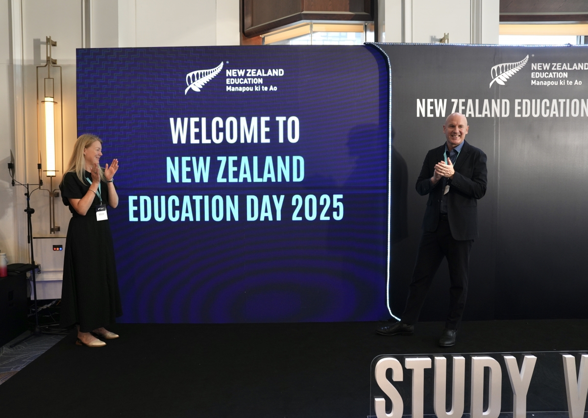 Ông Ben Burrowes, Giám đốc Khu vực Châu Á của Cơ quan Giáo dục New Zealand (ENZ) (phải) chia sẻ nhiều điểm mới hỗ trợ cho học sinh, sinh viên Việt Nam.