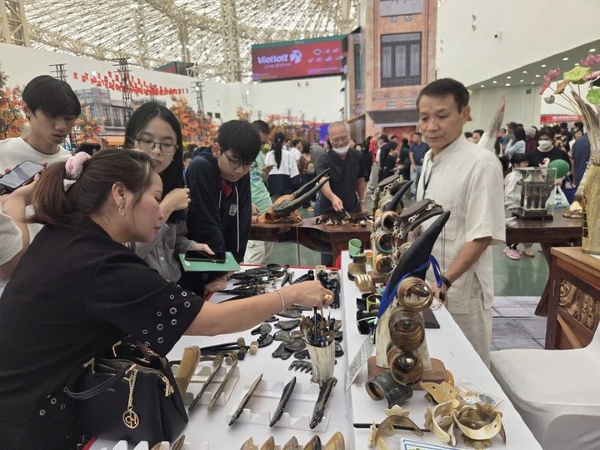 Gian hàng của nghệ nhân luôn thu hút nhiều du khách tham quan