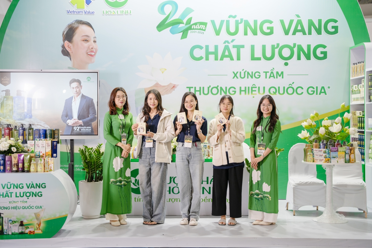 Khách hàng được nhận các phần quà tại gian hàng Dược phẩm Hoa Linh tại Hội chợ Mùa thu 2025
