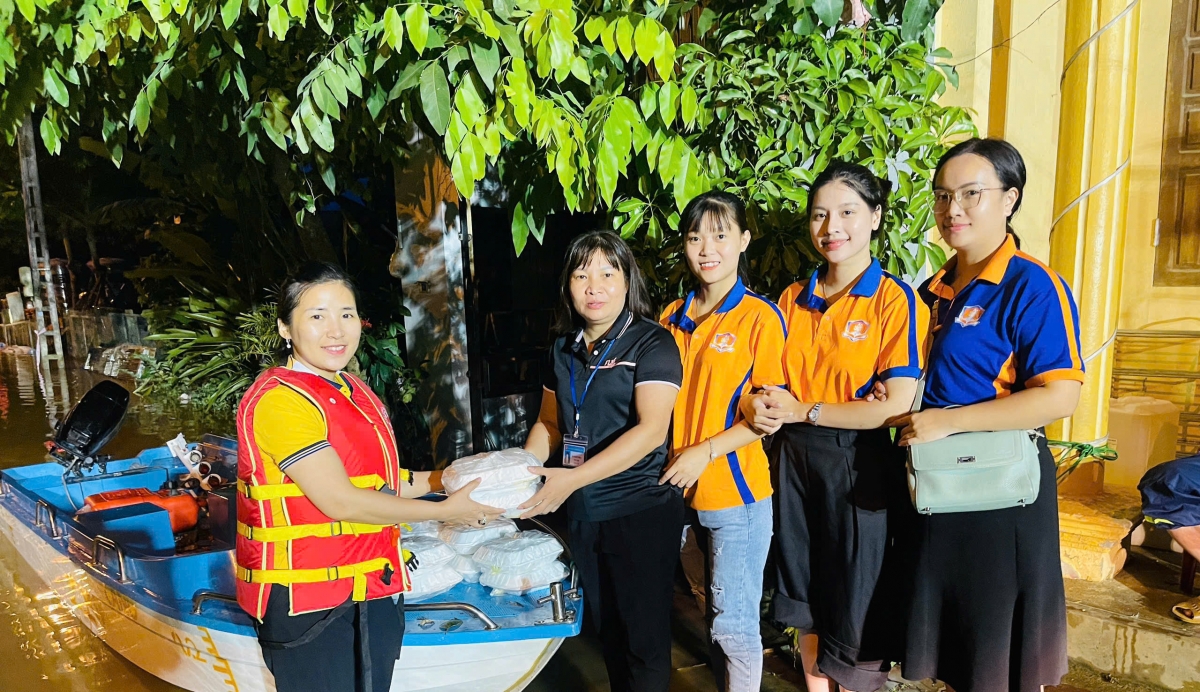 Hội nữ Doanh nhân trẻ trao các suất cơm cho phường Nam Cường đi phân phát tới người dân ngập lụt