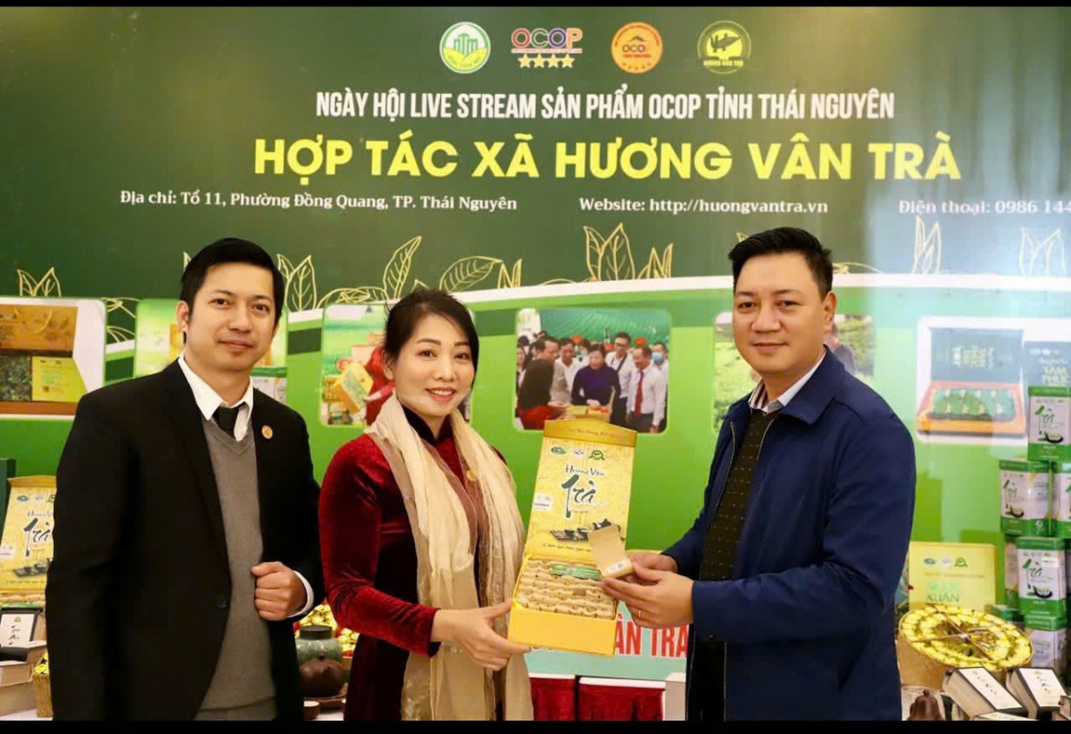 Bà Nguyễn Thị Hương Vân, Chủ tịch Hội đồng Quản trị - Giám đốc Hợp tác xã Hương Vân Trà, chia sẻ về hành trình phát triển sản phẩm trà.