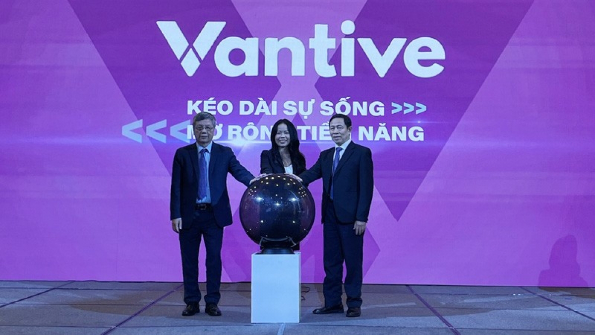 Bà Trần Thuỳ Dương cùng các chuyên gia y tế đầu ngành tại Lễ ra mắt Vantive Vietnam Healthcare