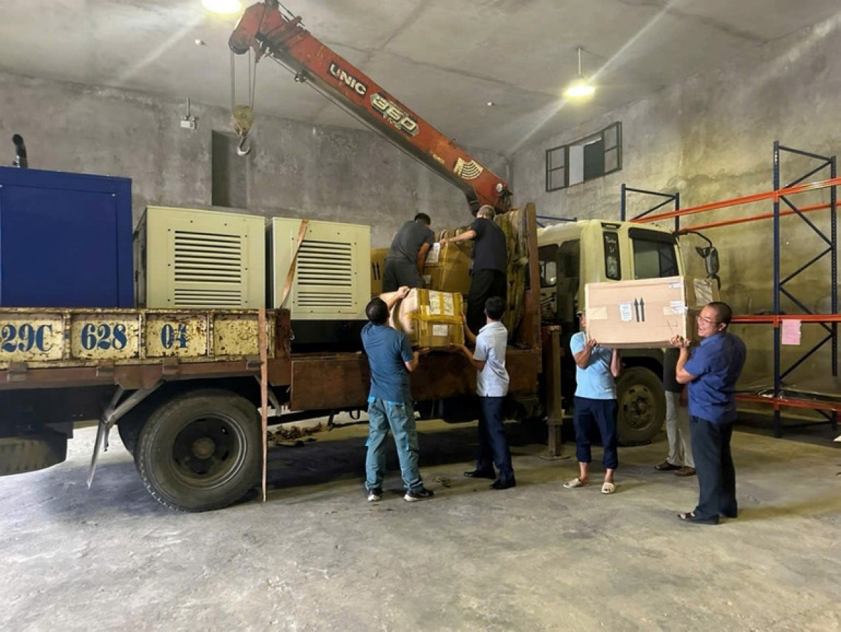 Cán bộ, công chức Chi cục Dự trữ Nhà nước khu vực I vận chuyển thiết bị cứu trợ lên phương tiện vận chuyển hỗ trợ nhân dân các tỉnh phía bắc.