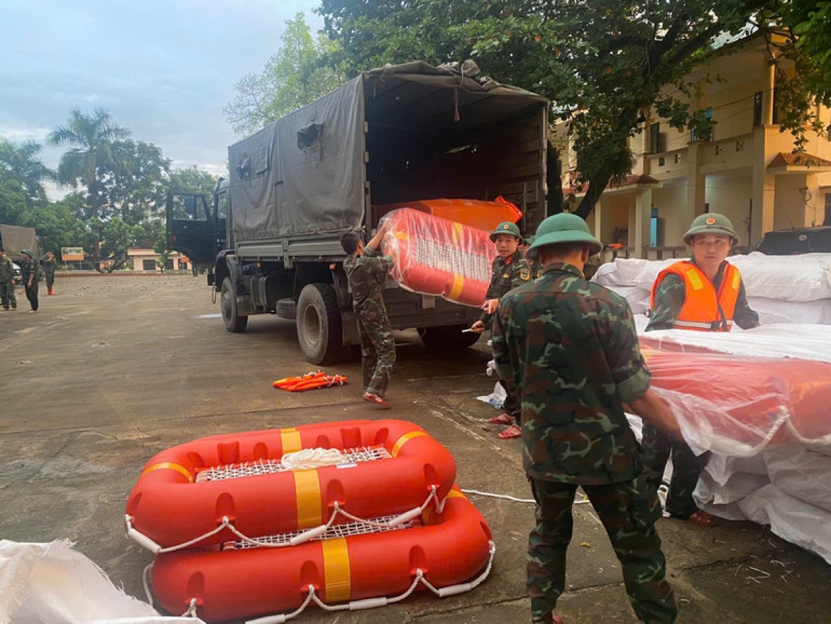 Phao, áo cứu sinh được các Chi cục dự trữ khu vực giao đến các địa phương.