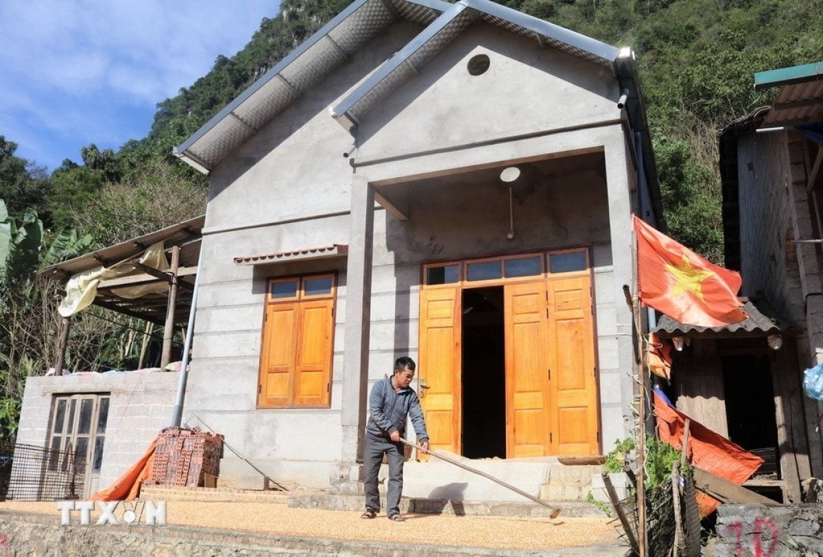 Những căn nhà tạm đã được xây mới, đảm bảo cuộc sống cho người dân (Ảnh: Chu Hiệu/TTXVN).